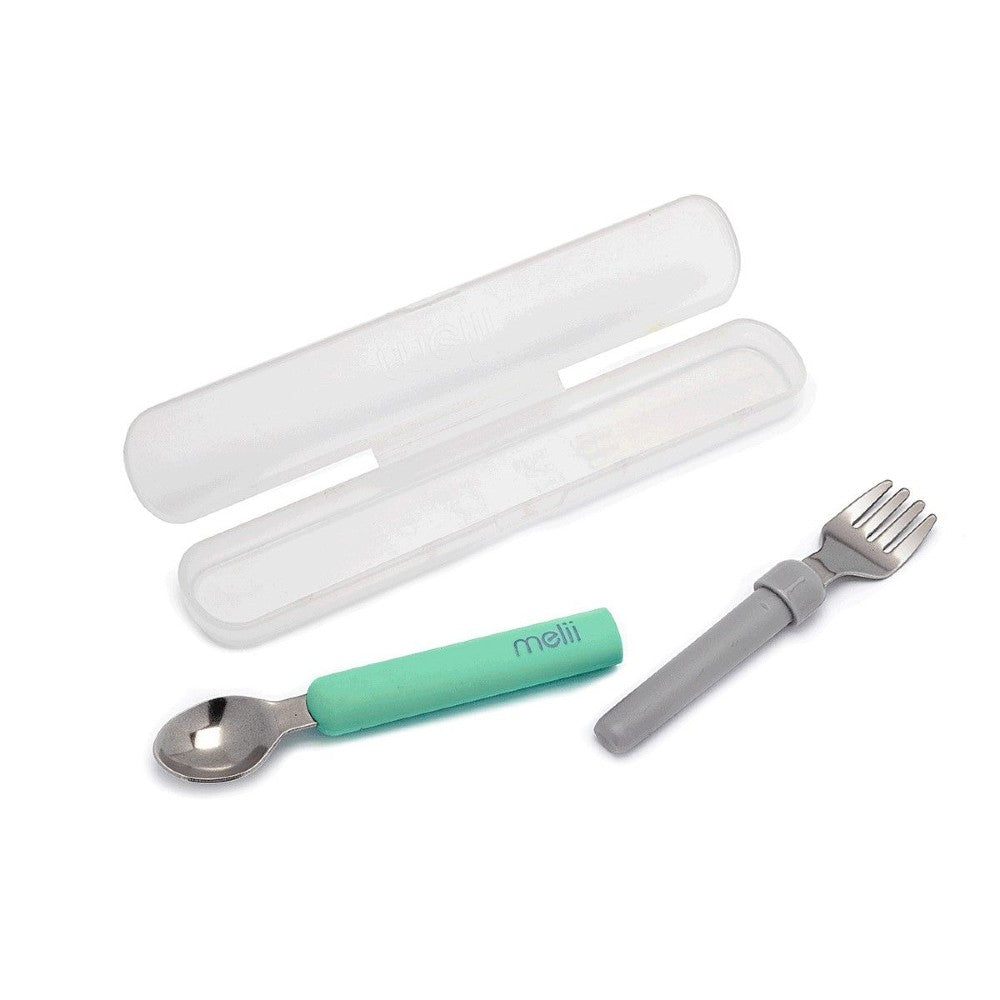 Set of spoon and fork with a white case on a white background, featuring the brand 'melli'.