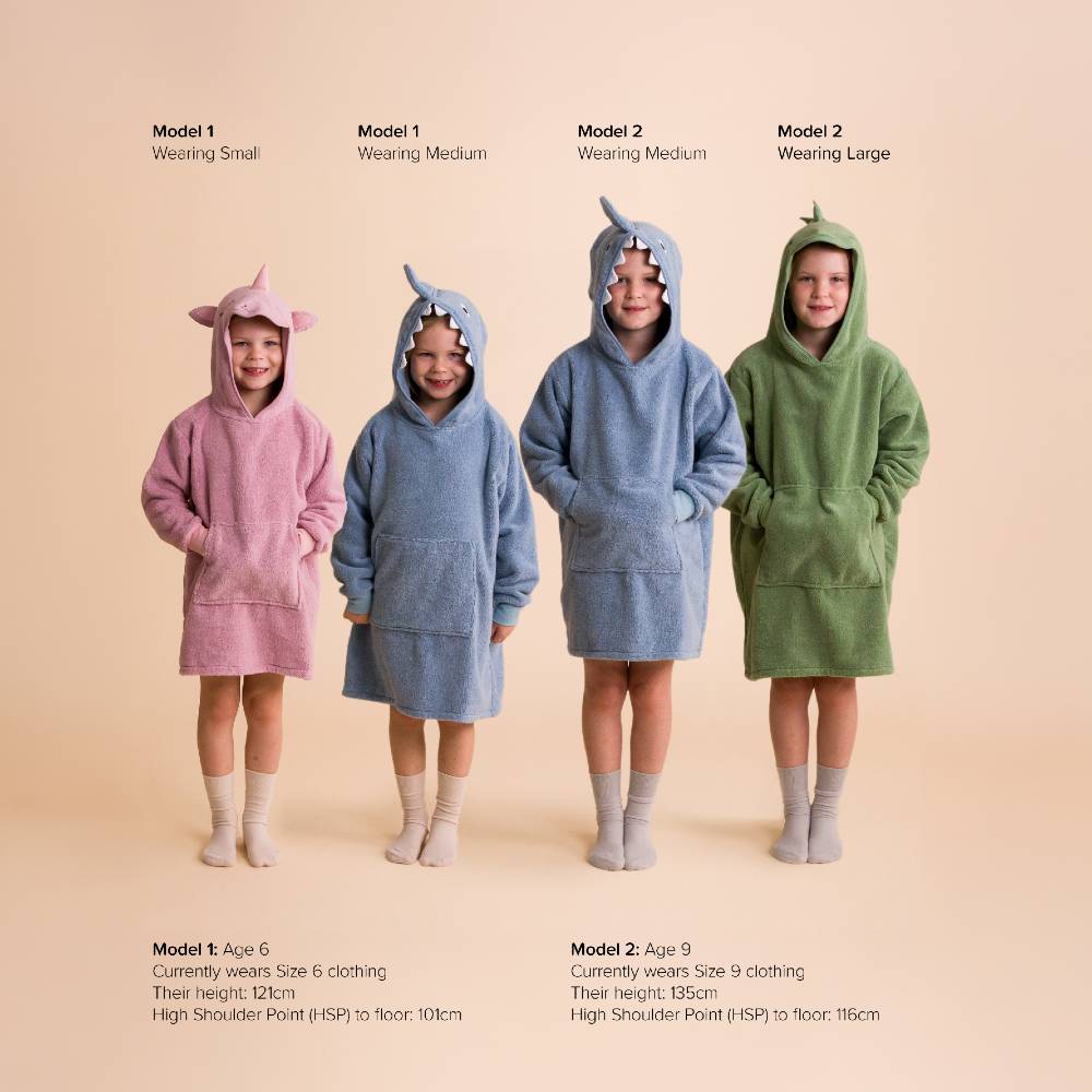 Size comparison of four children wearing towelling lounge hoodies in different colors with size and age labels.