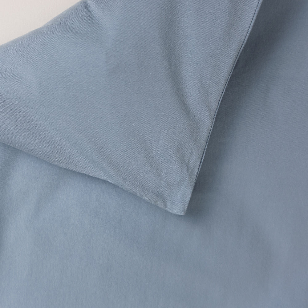Cotton duvet cover in a solid blue colour. 
